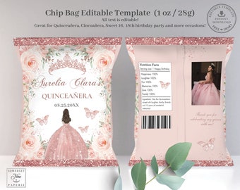 Op de afbeelding: Een roze en gouden chipzak sjabloon met een bloemenontwerp en een vlinder. De zak is versierd met een kroon en de tekst "Aurelia Clara's Quinceañera 08.25.20XX".