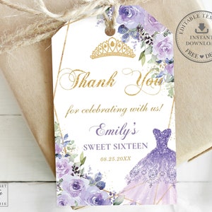 Op de afbeelding: Paarse en gouden bedank-cadeauetiket met een bloemenontwerp en een kroon. Het etiket zegt "Bedankt voor het vieren met ons! Emily's Sweet Sixteen 08.25.20XX"