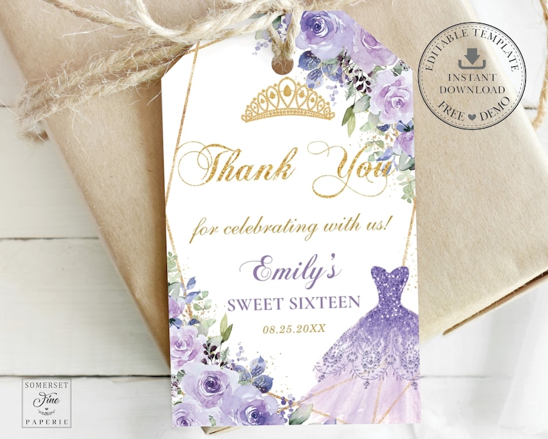 Op de afbeelding: Paarse en gouden bedank-cadeauetiket met een bloemenontwerp en een kroon. Het etiket zegt "Bedankt voor het vieren met ons! Emily's Sweet Sixteen 08.25.20XX"