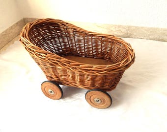 Carrozzina vintage per bambole, vecchia carrozzina di vimini, giocattolo di legno