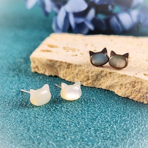 手彫りの白と黒の猫のマザーオブパールスタッドイヤリング、動物のスターリングシルバーポストスタッドイヤリング、天然マザーオブパールイヤリング