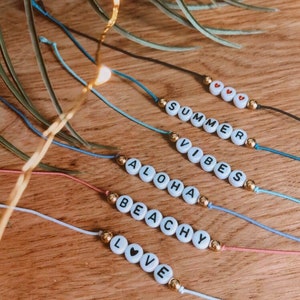 Pulsera de la amistad con nombre y letras con cuentas personalizadas ~ pulsera elástica minimalista, obsequios de fiesta, regalo de aniversario, pulseras a granel
