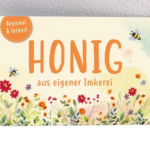 Könnte beinhalten: Ein rechteckiges Schild mit dem Wort "HONIG" in großen orangefarbenen Buchstaben, darunter der Text "aus eigener Imkerei". Das Schild zeigt eine Aquarellillustration von Blumen, Bienen und die Worte "Regional & lecker!" in einem kreisförmigen Abzeichen.