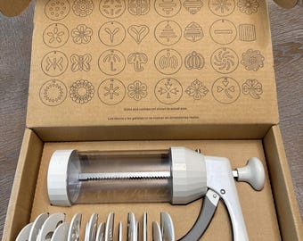 The Pampered Chef 1525 Cookie Press with 16 Discs In A Box