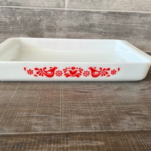 Puede incluir: Plato para hornear rectangular blanco con un diseño floral rojo y blanco con pájaros.