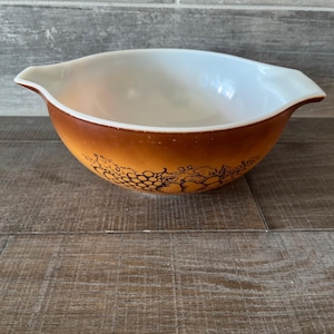 Vintage pyrex Old Orchard 443  Cinderella Nesting Mixing Bowl 2.5 qt