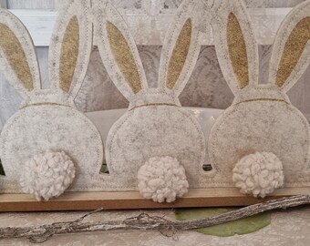 REDUZIERT: Zauberhaftes Filzhasentrio "Hasenfreunde", 35cm/20cm, auf Holzplatte, beige, weiß*