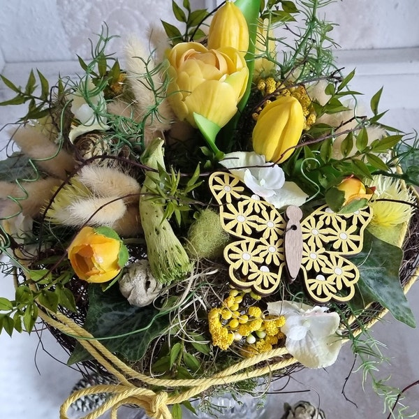 Zauberhafter Frühlingsstrauß - Strauß - "gelbe Tulpen, real touch", im Materialmix, 30cm, in gelbtönen, grün und braun