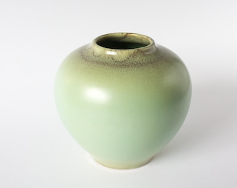 Zeitlose Vase von Jasba in hellem jadegrün, bauchig, rund, Vintage, 60er, 70er, gesprenkelt