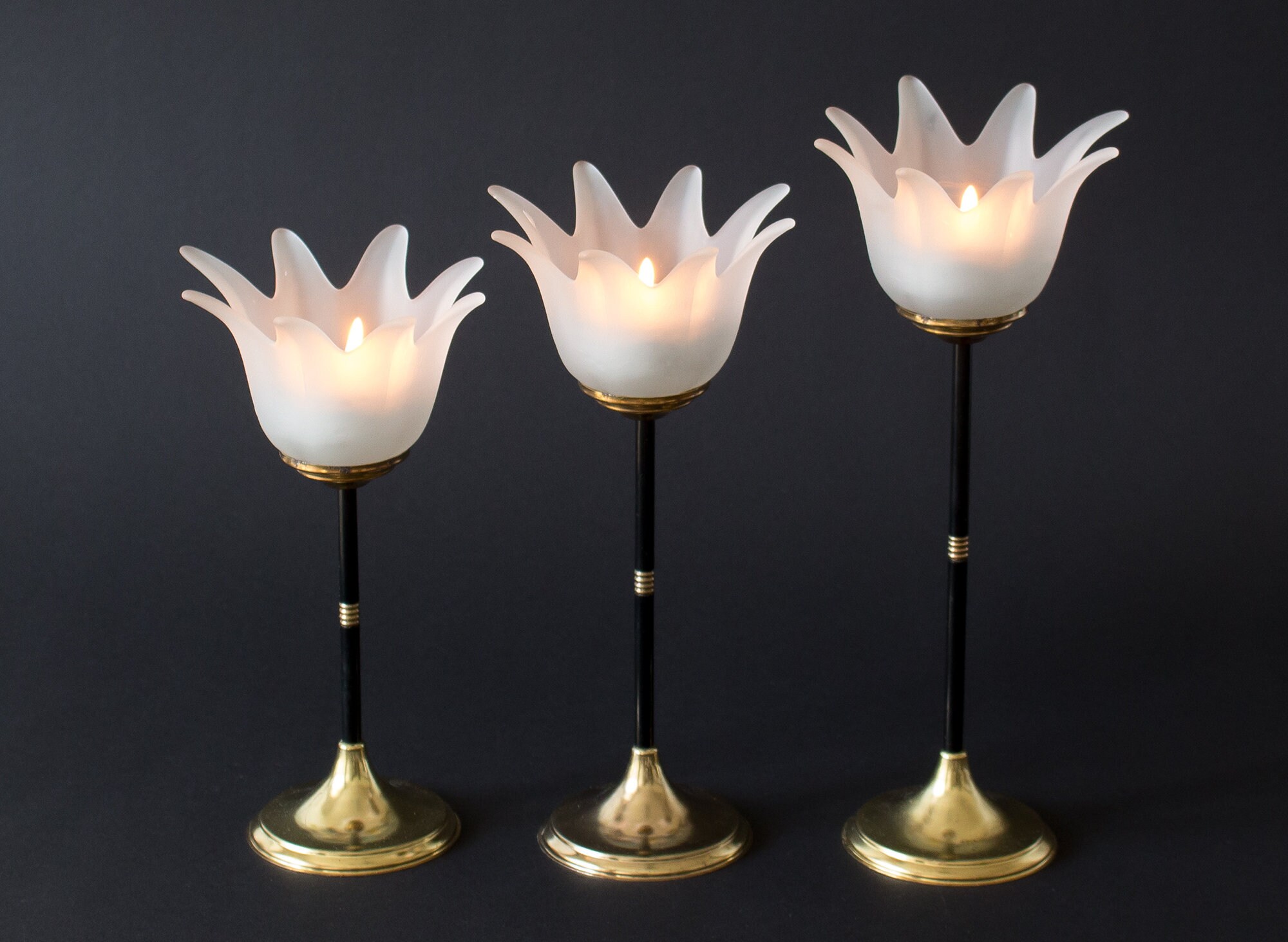 Trois Bougeoirs, Laiton, Fleurs en Verre Dépoli, Vintage, Tealight, Set de Trois, Années 70, 80