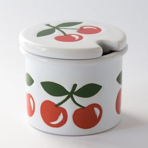 Waechtersbach jam pot, sugar pot, lidded tin, ceramic, cherry, 70s, vintage, white, red, green, kitchen, collectible