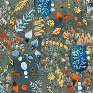 Könnte beinhalten: Ein Stoffmuster mit dunkelgrauem Hintergrund und einer dichten botanischen Illustration aus Blättern, Stängeln und kreisförmigen Formen in Orange, Gelb, Hellblau und Weiß, angeordnet in einem sich wiederholenden, handgemalten Design.