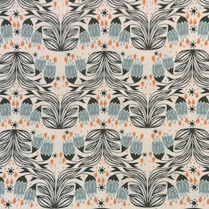 Könnte beinhalten: Ein nahtloses Stoffmuster mit einem sich wiederholenden Muster aus stilisierten Blumen und Blättern. Die Blumen sind blau und orange, und die Blätter sind schwarz. Der Hintergrund ist hellcremefarben.