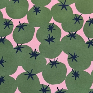 Könnte beinhalten: Ein sich wiederholendes Muster aus grünen, stilisierten Tomatenformen mit dunkelblauen sternartigen Details auf rosa Hintergrund. Das Design ist eine flache, grafische Illustration, geeignet für Stoff oder Tapeten.