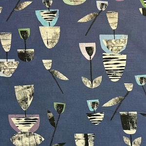 Könnte beinhalten: Blauer Stoff mit einem sich wiederholenden Blumenmuster. Das Design umfasst stilisierte Blumen in Weiß, Schwarz und Pastelltönen von Grün, Blau und Lila. Blätter in Schwarz und Weiß ergänzen das Design.