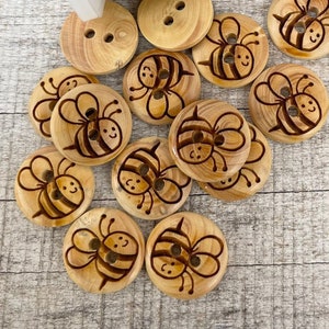 Pack of 4 Buttons Bee Bibi made of Boxwood by Jim Button