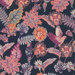 Könnte beinhalten: Ein dunkelblauer Stoff mit einem floralen Muster mit rosa, orangefarbenen und violetten Blumen. Der Stoff hat auch ein Vogel- und Papageien-Design.