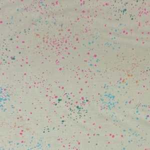 Könnte beinhalten: Cremefarbener Stoff mit einem farbenfrohen Spritzmuster. Das Design zeigt eine zufällige Verteilung von rosa, türkis, blauen und orangen Punkten auf der Oberfläche. Der Stoff hat eine leicht strukturierte Optik.