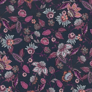 Könnte beinhalten: Ein dunkelblauer Stoff mit einem sich wiederholenden floralen Muster. Die Blumen sind rosa, weiß und orange mit filigranen Details. Der Hintergrund ist dunkelblau.