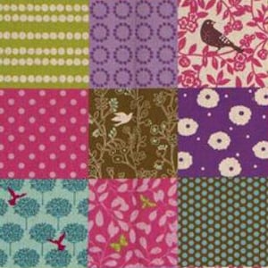 Könnte beinhalten: Ein Patchworkmuster mit Quadraten in verschiedenen Designs und Farben. Die Quadrate umfassen Punkte, florale Muster und stilisierte Bäume. Zu den Farben gehören Rosa, Lila, Grün und Braun. Einige Quadrate zeigen Vögel und Schmetterlinge.