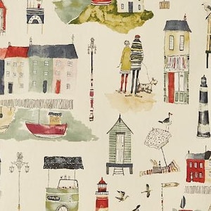 Könnte beinhalten: Ein farbenfrohes, skurriles Muster mit Strandhäusern, Leuchttürmen, Booten und Menschen, die Hunde ausführen. Der Hintergrund ist cremefarben mit einer dezenten Textur.