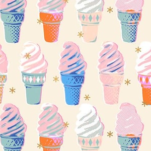 Könnte beinhalten: Ein sich wiederholendes Muster aus bunten Eiswaffeln auf cremefarbenem Hintergrund. Das Eis ist rosa, blau und weiß, mit Waffeln in Blau, Orange und Türkis. Goldene Sternakzente sind über das Design verteilt.