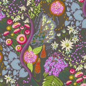 Könnte beinhalten: Ein dunkelgrauer Hintergrund mit einem bunten Blumenmuster. Das Muster zeigt rosa, lila, weiße, grüne und orangefarbene Blumen. Die Blumen sind von grünen Blättern und Stielen umgeben.