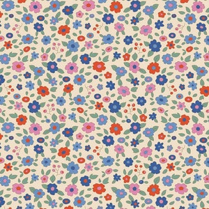 Könnte beinhalten: Ein nahtloses Muster mit verschiedenen kleinen Blumen in den Farben Blau, Rosa und Rot auf cremefarbenem Hintergrund. Die Blumen sind zufällig über die Oberfläche verteilt und erzeugen ein zartes und verspieltes Design.