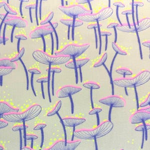 Könnte beinhalten: Ein sich wiederholendes Muster aus stilisierten Pilzen in Lila, Rosa und Gelb auf hellgrauem Hintergrund. Die Pilzkappen sind pink umrandet, mit gelben Punkten im Design.