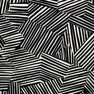 Könnte beinhalten: Abstraktes geometrisches Muster in Schwarz und Weiß. Das Design zeigt eine sich wiederholende Anordnung von abgewinkelten, parallelen schwarzen Linien auf cremefarbenem Hintergrund, wodurch ein dynamischer und strukturierter visueller Effekt entsteht. Die Linien variieren in Dicke und Richtung.