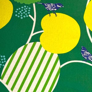 Könnte beinhalten: Ein sich wiederholendes Muster mit gelben Fruchtformen, grün-weiß gestreiften Ovalen und kleinen blauen Vögeln auf einem tiefgrünen Hintergrund. Das Design hat eine Retro-Ästhetik der Mitte des Jahrhunderts, geeignet für Stoff oder Tapete.