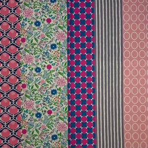 Könnte beinhalten: Ein Stoffmuster mit fünf verschiedenen Mustern. Die Muster sind ein geometrisches Design in Pink und Blau, ein Blumenmuster mit rosa, blauen und grünen Blumen, ein geometrisches Design in Pink und Blau, ein gestreiftes Muster in Grau und Weiß und ein geometrisches Design in Pink und Weiß.