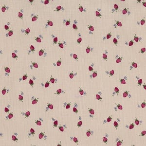 Könnte beinhalten: Ein beigefarbener Stoff mit einem sich wiederholenden Muster aus kleinen rosa Erdbeeren und blauen Blüten.