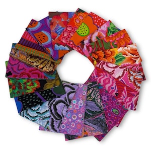 Könnte beinhalten: Eine kreisförmige Anordnung farbenfroher Stoffquadrate, die jeweils ein einzigartiges Blumen- oder abstraktes Muster aufweisen. Die Stoffe zeigen eine lebendige Palette aus Rosa, Orange, Lila, Grün und Blau. Die Anordnung ist vor einem weißen Hintergrund platziert.