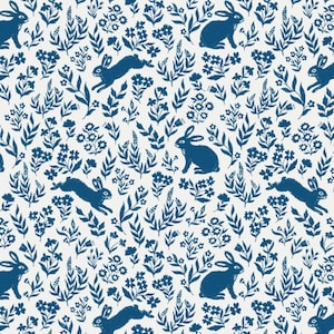 Könnte beinhalten: Ein sich wiederholendes Muster mit marineblauen Hasen und floralen Elementen auf cremefarbenem Hintergrund. Das Design zeigt Hasen in verschiedenen Posen zwischen stilisierten Blumen und Blättern, was eine skurrile und von der Natur inspirierte Ästhetik schafft.