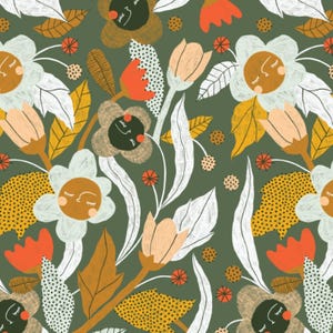 Könnte beinhalten: Ein sich wiederholendes Muster aus stilisierten Blumen in Weiß, Orange, Pfirsich, Braun und Gelb auf einem dunkelgrünen Hintergrund. Die Blumen haben Gesichter mit geschlossenen Augen, das Design umfasst Blätter und gepunktete Akzente.