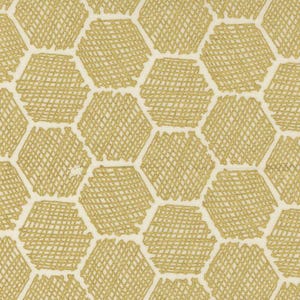 Könnte beinhalten: Ein weißer Stoff mit einem sich wiederholenden Muster aus goldenen sechseckigen Formen. Die Sechsecke sind mit einem gewebten Muster aus dünnen Linien gefüllt.