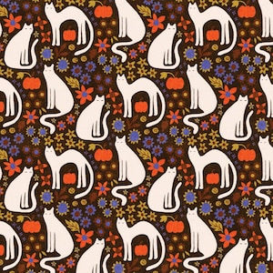 Könnte beinhalten: Ein sich wiederholendes Muster mit weißen Katzen-Silhouetten, orangefarbenen Kürbissen und bunten Blumen auf einem dunkelbraunen Hintergrund. Das Design umfasst blaue, orangefarbene und gelbe florale Elemente und schafft ein skurriles Herbstthema.