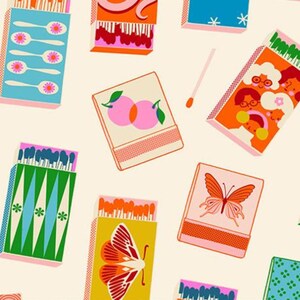 Könnte beinhalten: Ein Muster aus farbenfrohen Streichholzschachteln mit verschiedenen Designs, darunter Löffel, Schmetterlinge und geometrische Formen. Die Streichholzschachteln sind in Blau-, Orange-, Grün- und Gelbtönen gehalten und erzeugen eine lebendige und verspielte Ästhetik.