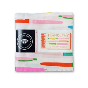 Könnte beinhalten: Ein Stoff-Charm-Pack mit weißem Hintergrund und bunten, abstrakten Stiftdesigns in Pink, Orange und Grün. Das Pack ist mit "Trinketry by Melody Miller" beschriftet und enthält einen Ruby Star Society-Aufkleber. Das Pack misst 12,7 cm.