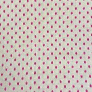 Könnte beinhalten: Nahaufnahme eines weißen Stoffes mit einem sich wiederholenden Muster aus kleinen, leuchtend rosa Punkten. Die Punkte sind gleichmäßig verteilt und haben ein leicht strukturiertes Aussehen, wodurch ein verspieltes Design entsteht. Der Stoff scheint ein leichtes Material zu sein.