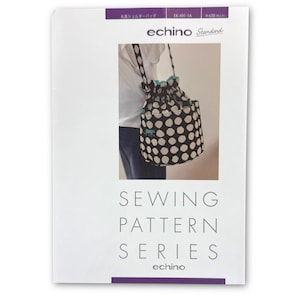 Könnte beinhalten: Ein weißes Papier mit dem Text "SEWING PATTERN SERIES" und einem Bild einer schwarz-weiß gepunkteten Kordelzugtasche. Die Tasche hat ein türkisfarbenes Innenfutter und einen schwarzen Riemen mit weißen Punkten. Der Markenname "echino" ist sichtbar.
