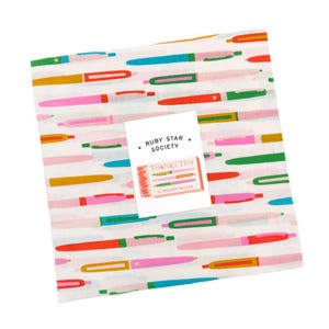 Könnte beinhalten: Weißer Stoff mit einem bunten Stiftmuster in Rosa, Blau, Grün und Orange. Ein kleines weißes Etikett mit dem Text "RUBY STAR SOCIETY" und "TRINKETRY" ist angebracht. Der Stoff eignet sich für Näh- oder Bastelprojekte.
