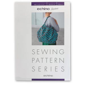 Könnte beinhalten: Ein Nähbuch mit einem tealfarbenen Shopper mit roten Tupfen. Auf dem Cover steht der Text "SEWING PATTERN SERIES" und der Markenname "echino". Die Tasche wird über der Schulter getragen.