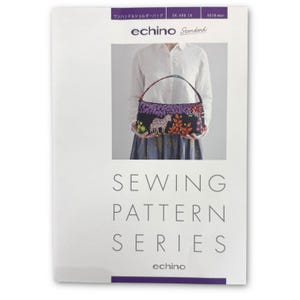 Könnte beinhalten: Ein weißes Nähbuch mit dem Text "SEWING PATTERN SERIES" und dem Markennamen "echino". Das Buch zeigt ein Bild einer gemusterten Handtasche mit schwarzem Hintergrund, Zebra-Print und floralen Akzenten.