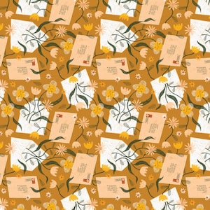 Könnte beinhalten: Ein sich wiederholendes Muster mit weißen Umschlägen mit Blumenarrangements und hellbraunen Briefen. Gelbe Blumen und grüne Blätter sind auf einem senffarbenen Hintergrund verstreut. Die Briefe haben Text und eine Briefmarke.