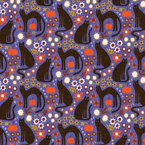 Könnte beinhalten: Ein sich wiederholendes Muster mit schwarzen Katzen, orangefarbenen Kürbissen und verschiedenen weißen, orangefarbenen und gelben Blumen auf blauem Hintergrund. Das Design hat ein skurriles, herbstliches Thema, ideal für Halloween oder Herbstprodukte.