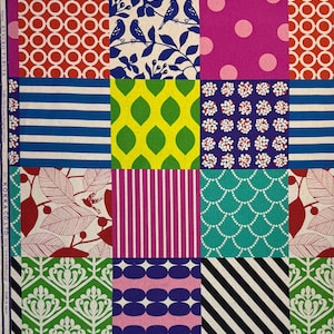 Könnte beinhalten: Ein Patchwork-Stoffdesign mit einer Vielzahl von Mustern und Farben. Das Design umfasst rote Kreise, blaue Vögel auf Ästen, rosa Tupfen, blau-weiße Streifen, grüne Blätter, weiße Blumenmuster, rote Blätter, lila Streifen, türkisfarbene Jakobsmuscheln und schwarz-weiße diagonale Streifen.