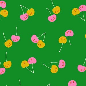 Könnte beinhalten: Ein sich wiederholendes Muster aus Cartoon-Kirschen auf grünem Hintergrund. Die Kirschen sind paarweise angeordnet, eine rosa und eine gelbe Kirsche, jede mit einem lächelnden Gesicht. Die Stiele sind dünn und weiß.