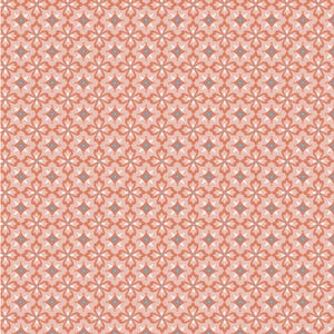 Könnte beinhalten: Ein sich wiederholendes Muster aus stilisierten Blumen- und Diamantformen in Korallen-, Hellblau-, Weiß- und Grautönen auf einem blassrosa Hintergrund. Das symmetrische Design erzeugt einen strukturierten Gesamteffekt, geeignet für Stoff oder Tapete.